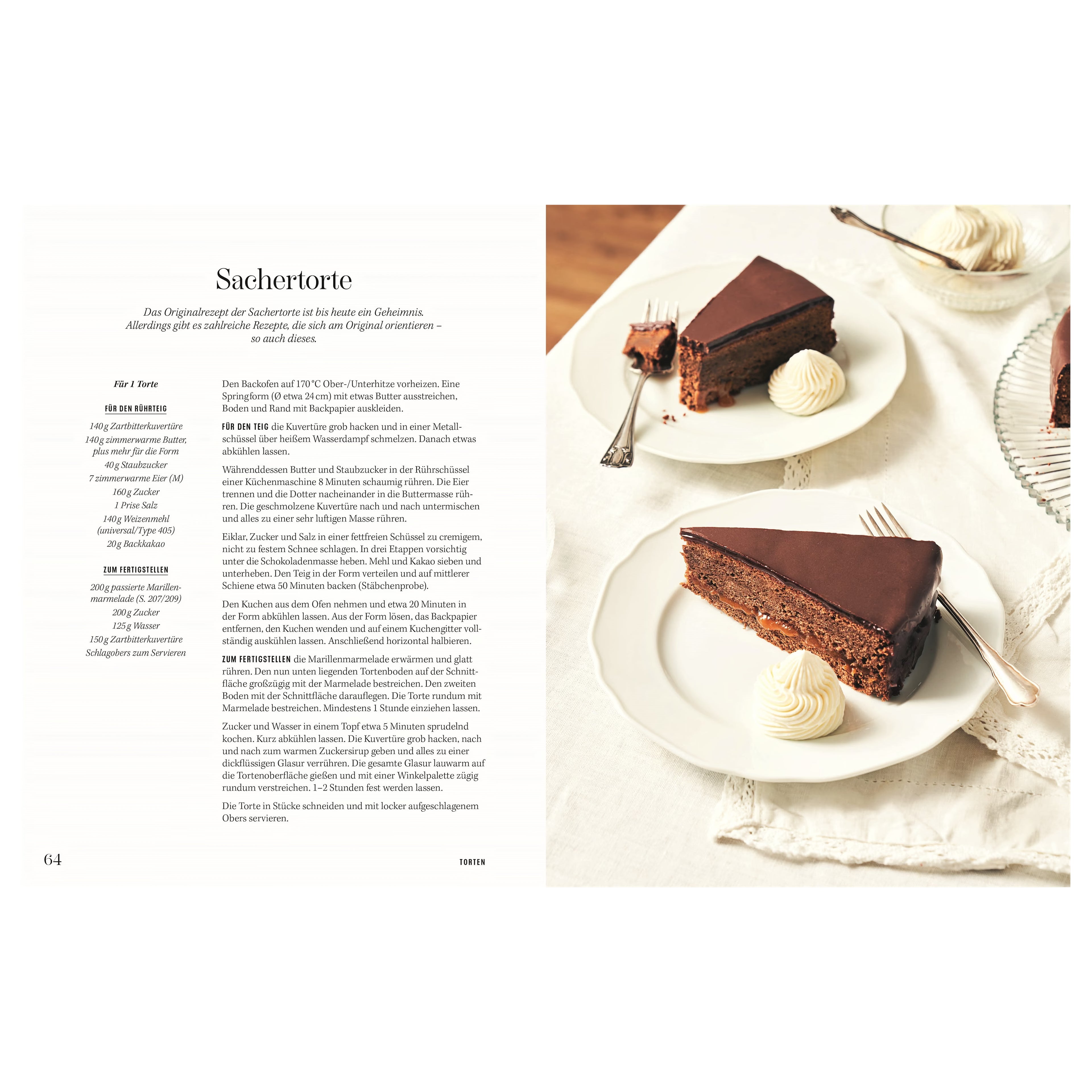Rezept Sachertorte: Drei Stücke klassische Sachertorte mit glänzender Schokoladenglasur auf weißen Tellern, serviert mit Rosetten aus Schlagobers.