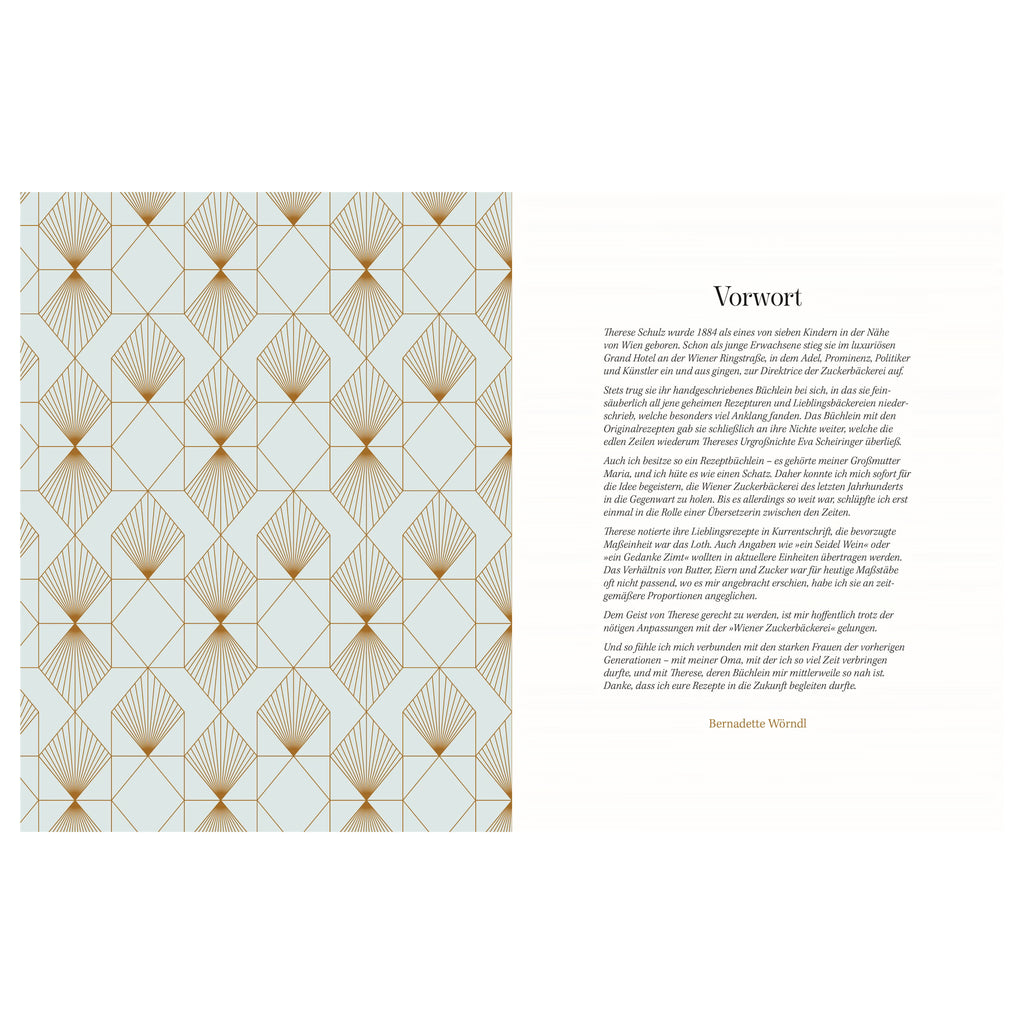 Vorwort: Rechte Seite zeigt das Vorwort von Bernadette Wörndl über die familiäre Herkunft und Weitergabe alter Backrezepte, linke Seite mit geometrischem Art-déco-Muster in Gold auf hellblauem Grund.