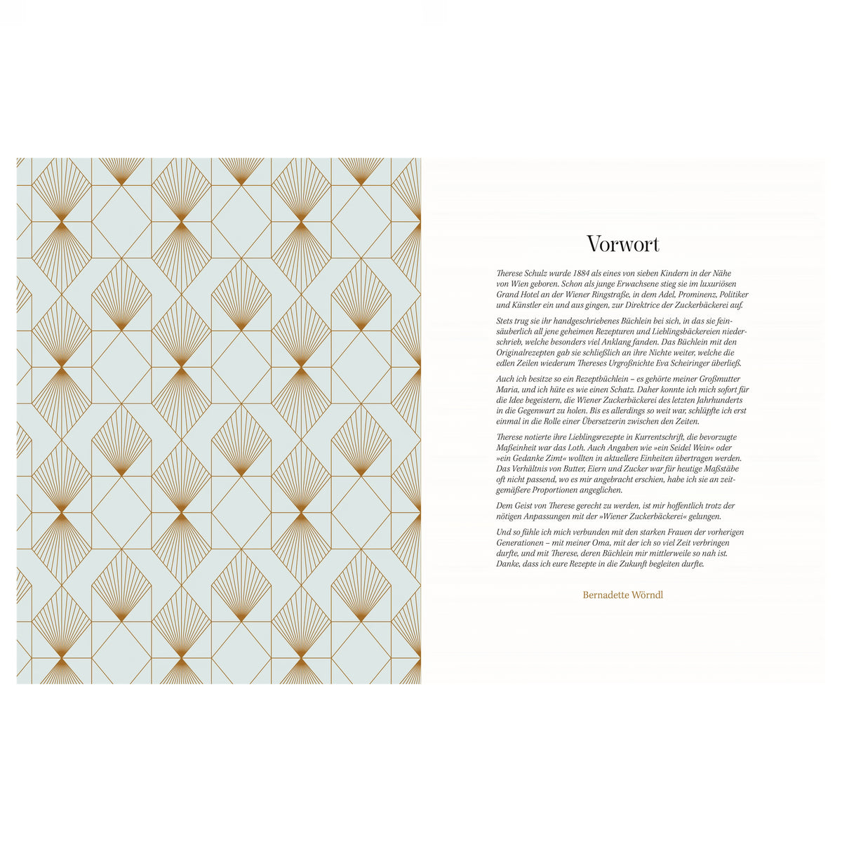 Vorwort: Rechte Seite zeigt das Vorwort von Bernadette Wörndl über die familiäre Herkunft und Weitergabe alter Backrezepte, linke Seite mit geometrischem Art-déco-Muster in Gold auf hellblauem Grund.
