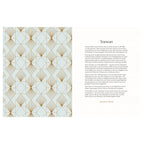 Vorwort: Rechte Seite zeigt das Vorwort von Bernadette Wörndl über die familiäre Herkunft und Weitergabe alter Backrezepte, linke Seite mit geometrischem Art-déco-Muster in Gold auf hellblauem Grund.