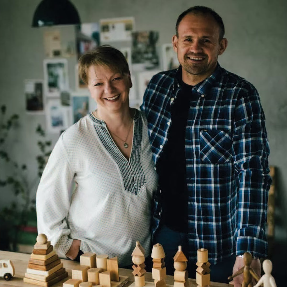 Portrait von Gosia and Wiesiek Borowy. Inhaber von Wooden Story. Nachhaltig produziertes Kinderspielzeug und Einrichtungsgegenstände aus den Beskidy Mountains, Polen.