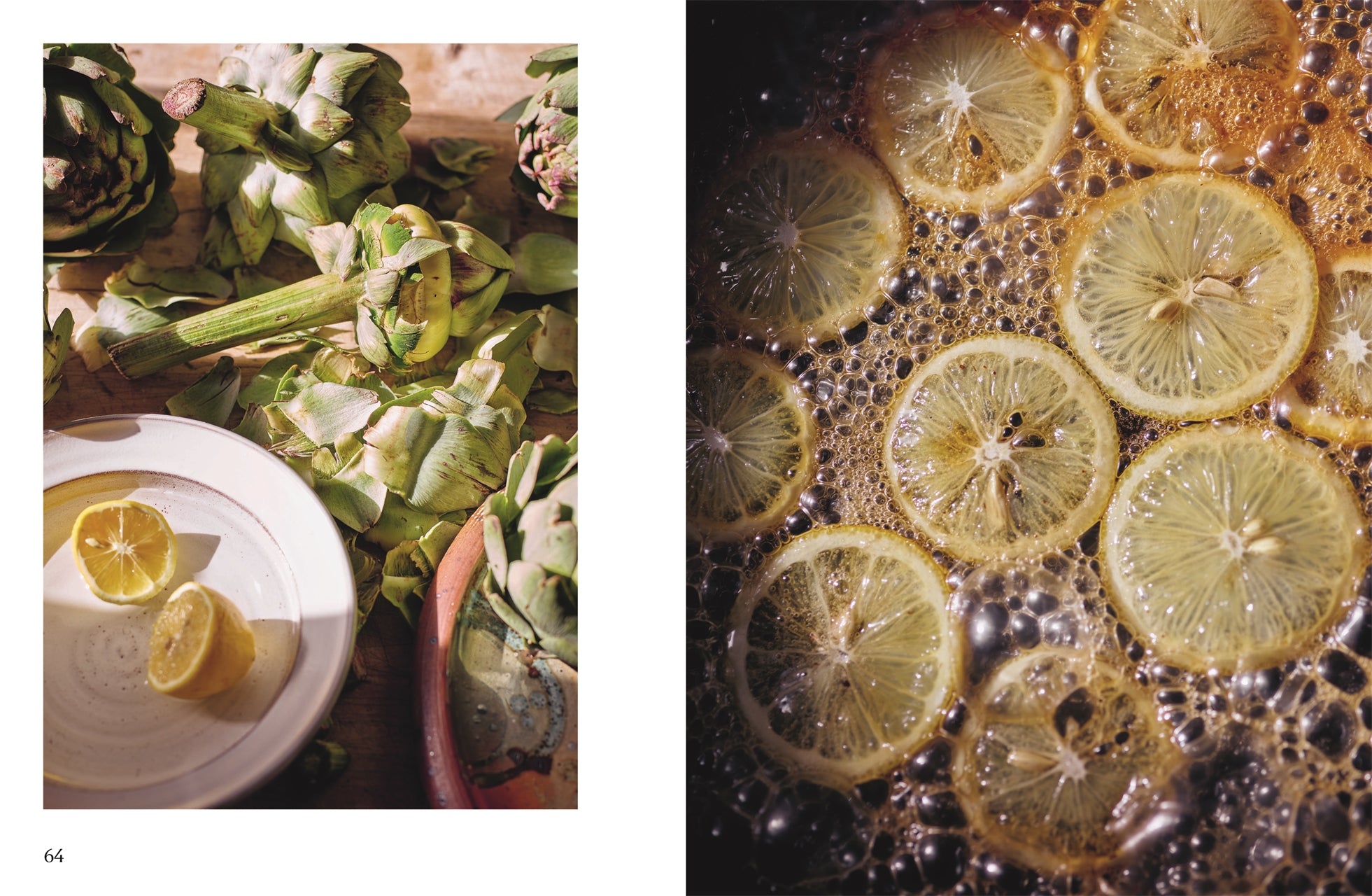 Zitronen und Artischocken: Frische Artischocken und halbierte Zitronen auf einem Holzuntergrund. Rechts: Zitronenscheiben in sprudelndem Zuckersirup beim Einkochen, aufgenommen in Nahaufnahme.