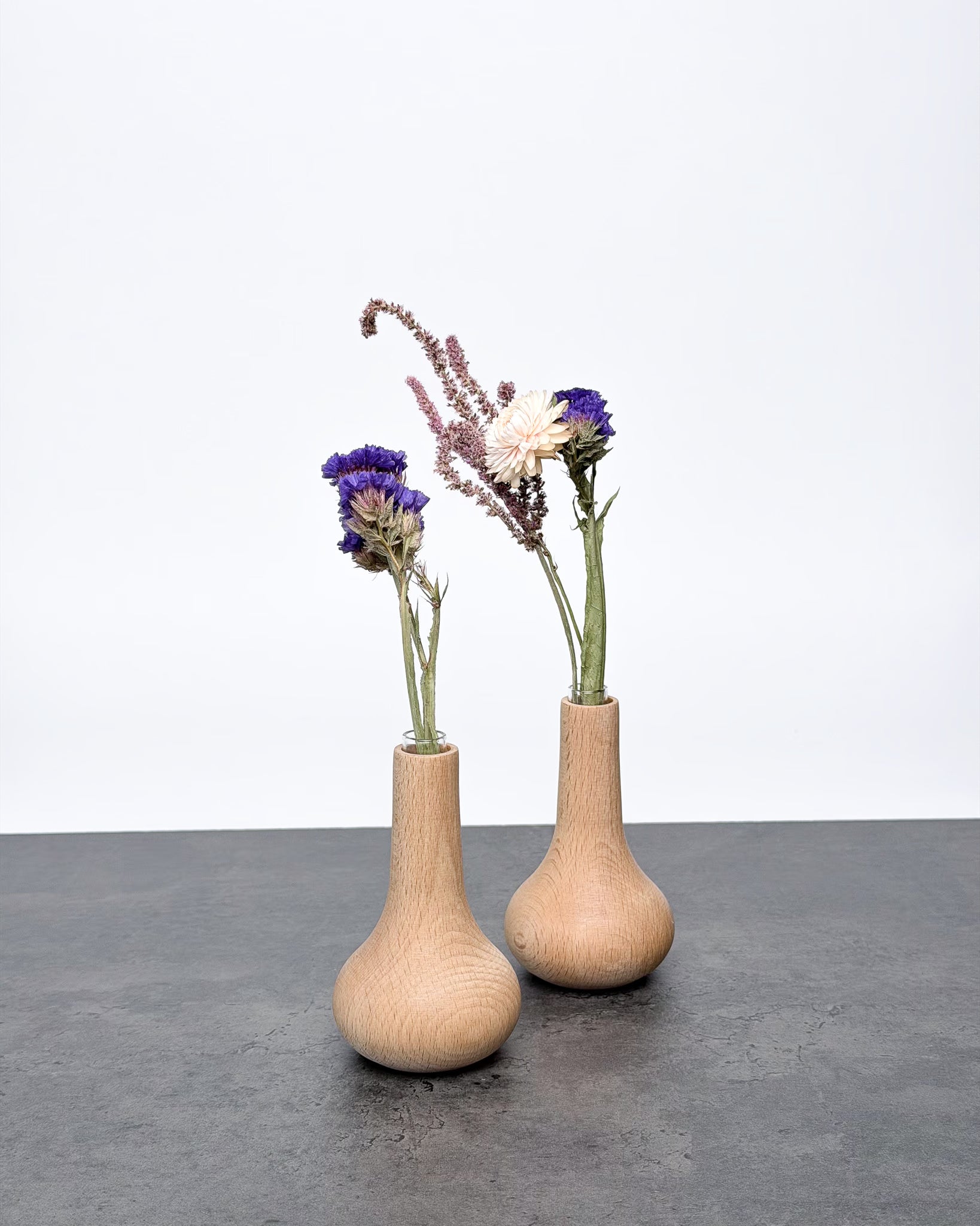 Zwei Holzvasen Kropla von Wooden Story mit Trockenblumen