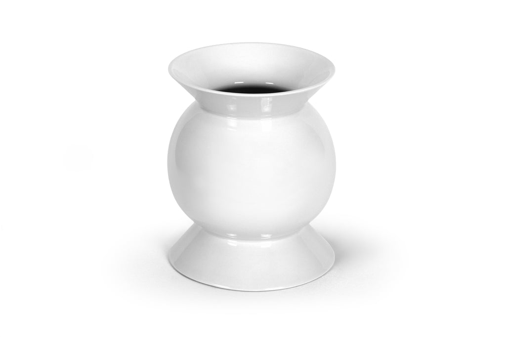 Design vase OZ by NIEVEN. Timeless white ceramic vase with a gracefully curved shape designed by Jörg Adam. Expressive sculptural design ideal for bouquets or as a standalone piece.