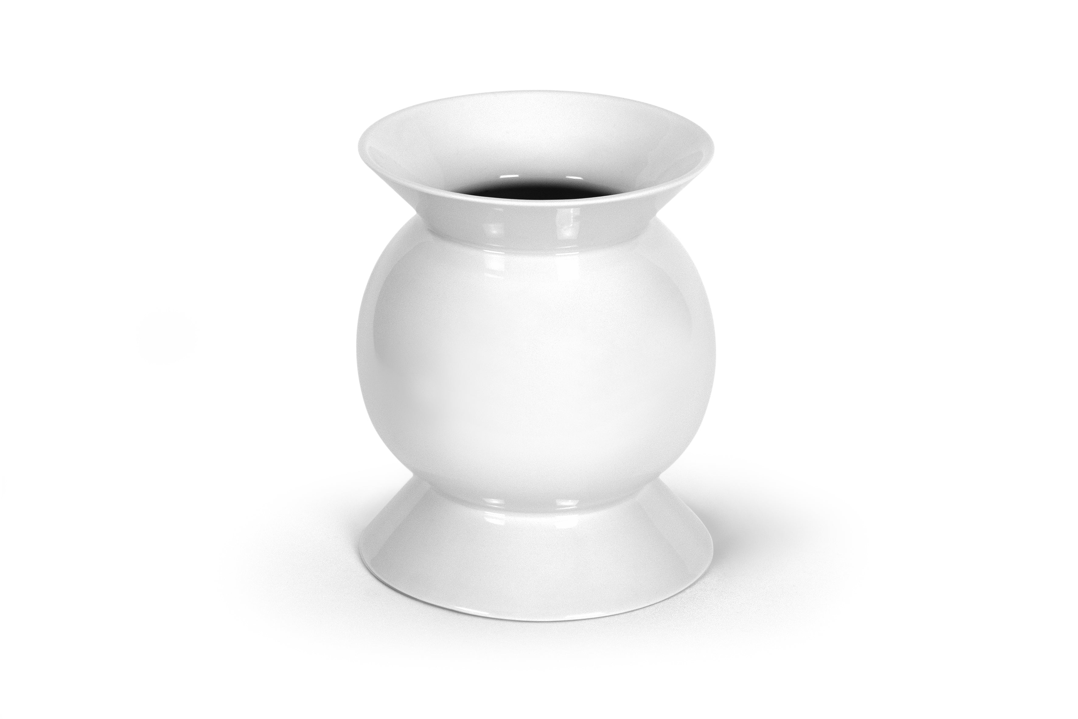 Design vase OZ by NIEVEN. Timeless white ceramic vase with a gracefully curved shape designed by Jörg Adam. Expressive sculptural design ideal for bouquets or as a standalone piece.