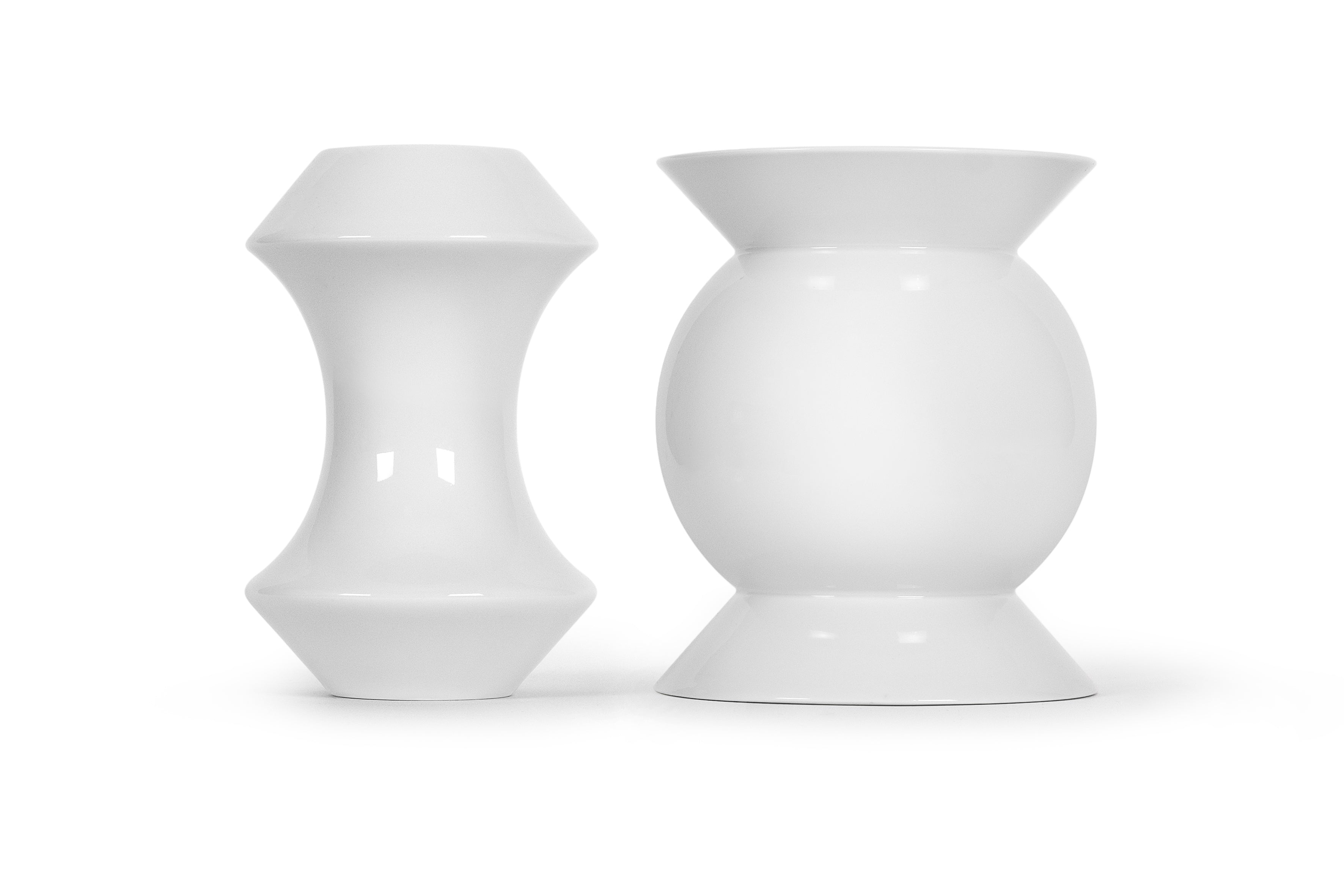Design vases MIZY and OZ by NIEVEN. Sculptural vase duo made of glossy white ceramic with modern flowing shapes by designer Jörg Adam, a harmonious pairing for single blooms or bouquets.