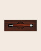 Handgefertigter Kugelschreiber WOOD-IN-WOOD aus Pflaume in passgenauer Holzbox – Design-Schreibgerät mit vernickelter Messingmechanik, Made in Germany.