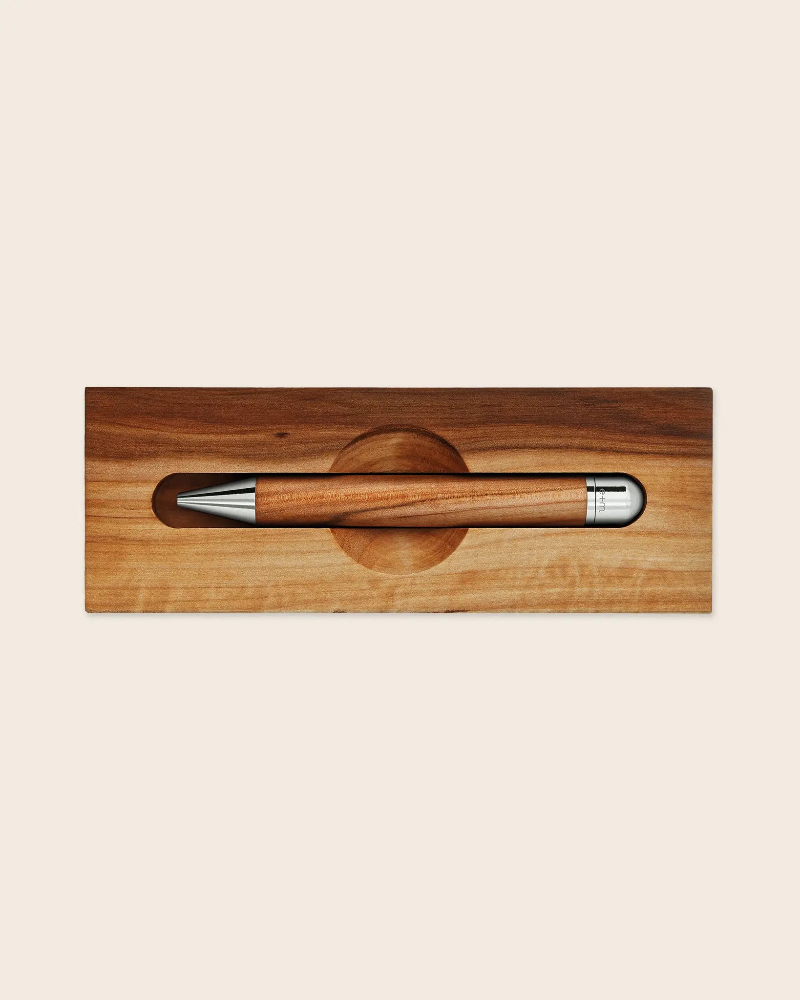 Handgefertigter Kugelschreiber WOOD-IN-WOOD aus Wildapfelholz in passgenauer Holzbox – Design-Schreibgerät mit vernickelter Messingmechanik, Made in Germany.