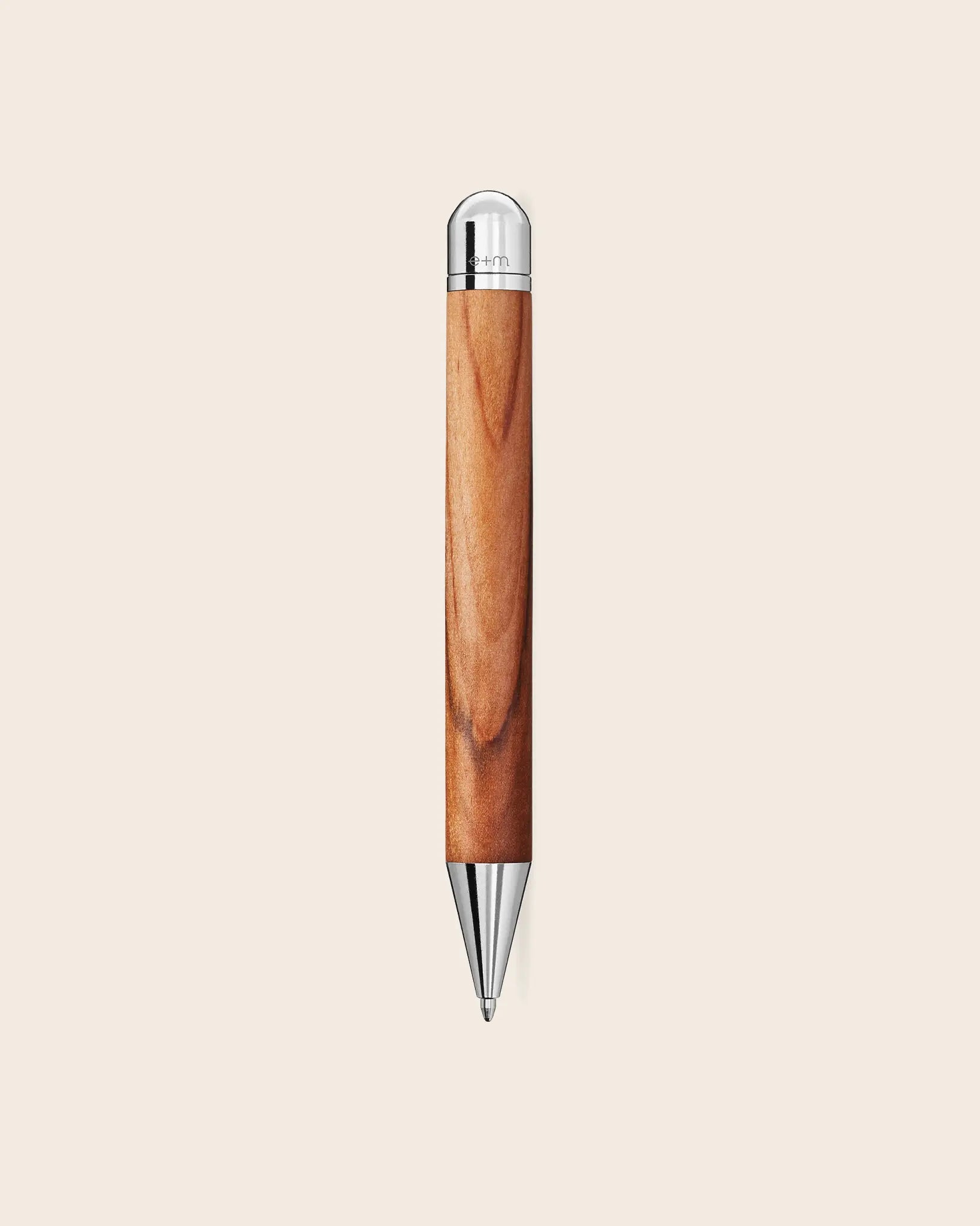 Handgefertigter Kugelschreiber WOOD-IN-WOOD aus Wildapfelholz mit vernickelter Messingspitze und Endkappe – hochwertiges Schreibgerät Made in Germany.