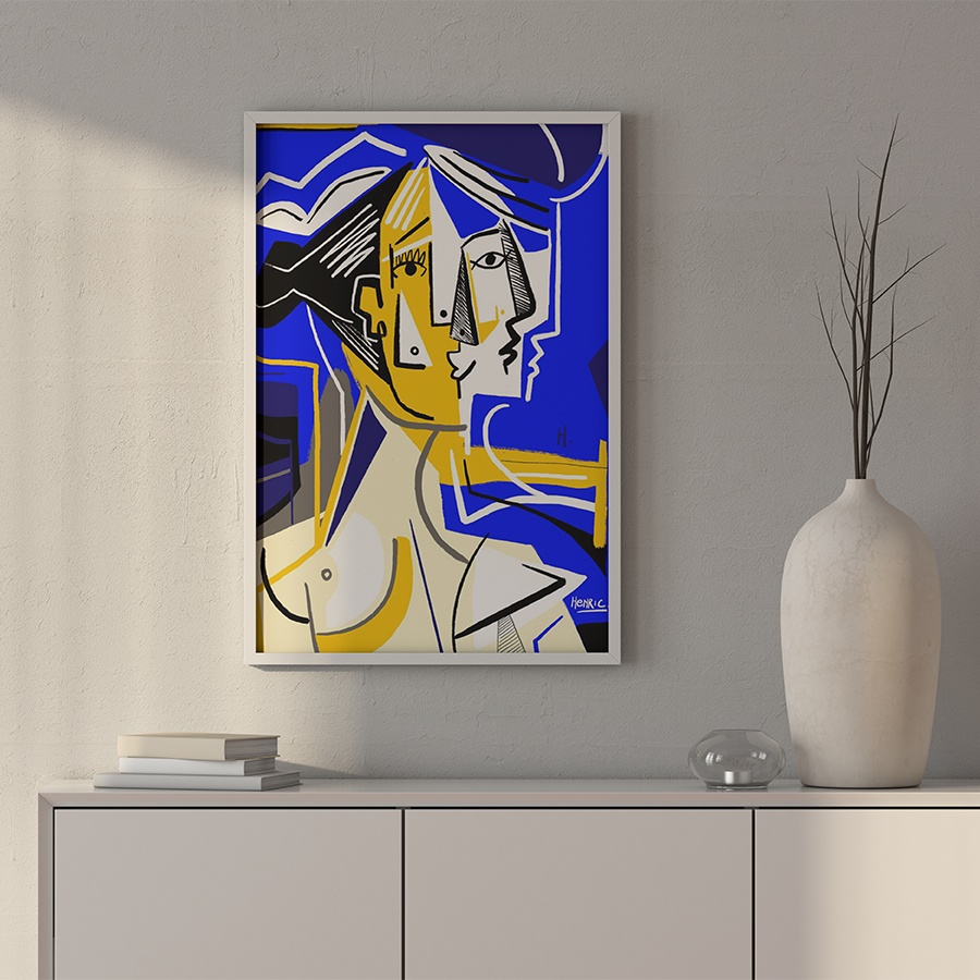 Fine Art Print CUBISME von Jean-Philippe Henric als Wandbild in modernem Interieur. Das kubistische Porträt in kräftigem Blau und warmem Gelb zieht die Blicke auf sich. Hochwertiger Digigraphie Kunstdruck auf strukturiertem Papier. Stilvoll präsentiert mit Rahmen auf Sideboard.