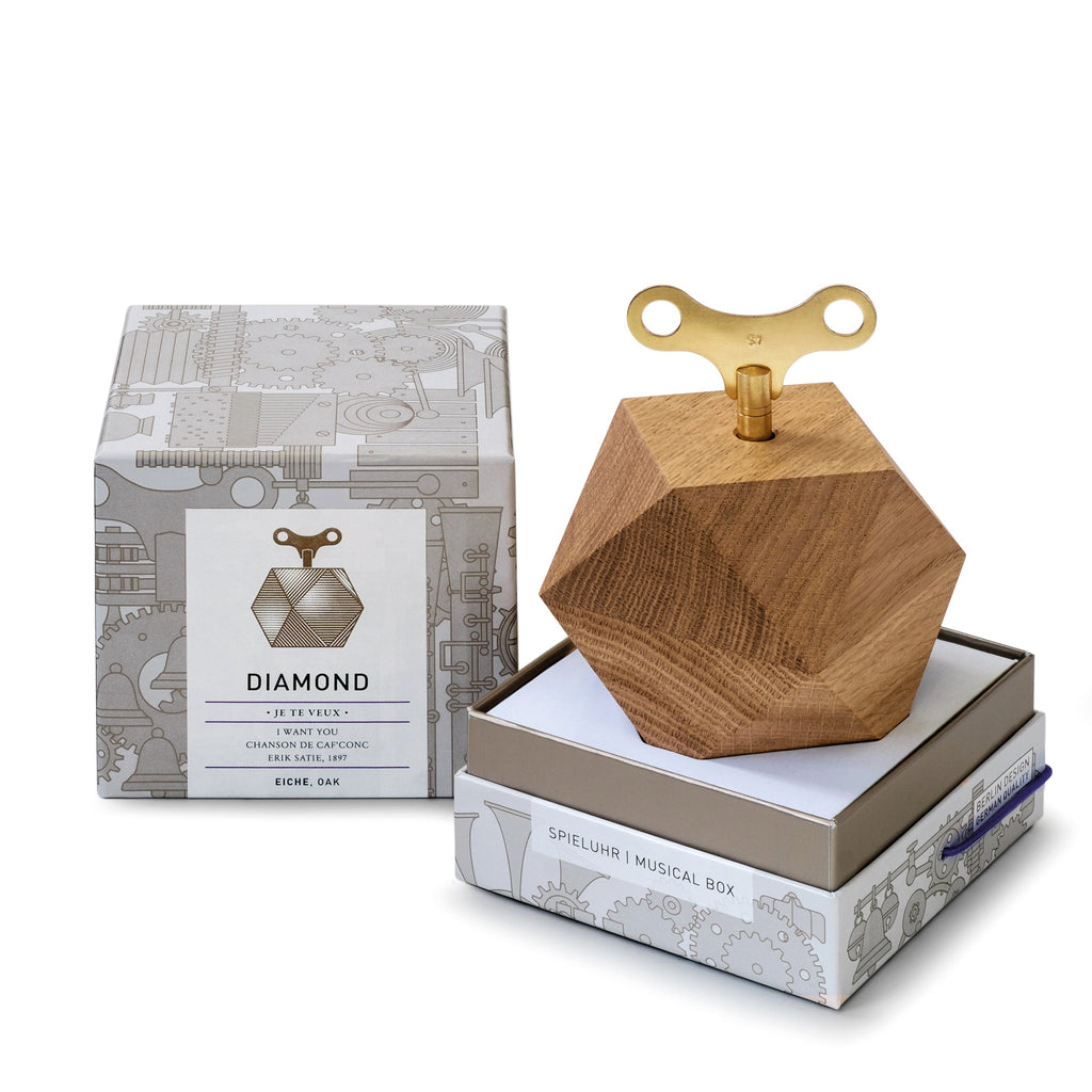 Spieluhr DIAMOND von Siebensachen aus Eichenholz mit goldfarbenem Messingschlüssel in hochwertiger Geschenkbox. Design-Spieluhr mit Melodie Je te veux von Erik Satie.