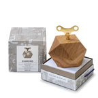 Spieluhr DIAMOND von Siebensachen aus Eichenholz mit goldfarbenem Messingschlüssel in hochwertiger Geschenkbox. Design-Spieluhr mit Melodie Je te veux von Erik Satie.