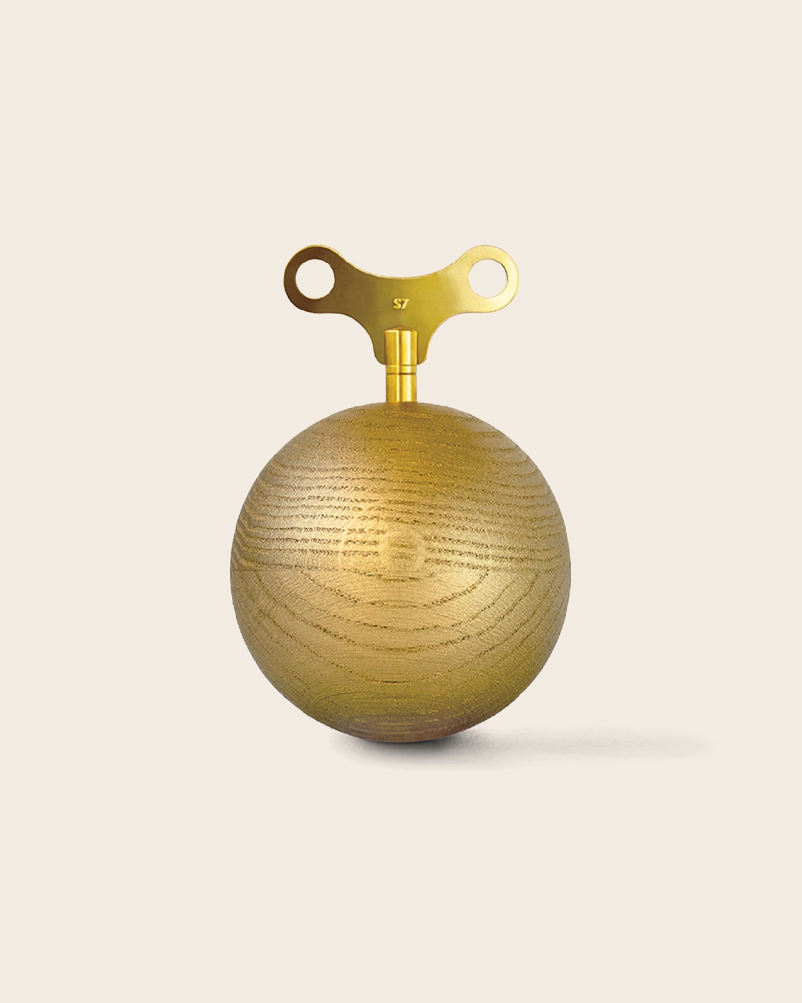 Spieluhr GOLDEN OAK von Siebensachen aus massiver Eiche mit goldener Wachsoberfläche und Messingschlüssel. Handgefertigt im Schwarzwald, spielt „Das klinget so herrlich“ aus Mozarts Zauberflöte.