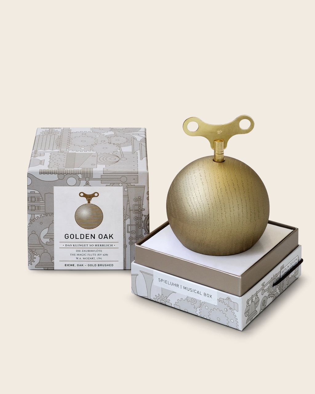 Spieluhr GOLDEN OAK von Siebensachen aus Eiche, goldgewachst, mit Messingschlüssel in stilvoller Geschenkbox. Handgefertigt im Schwarzwald, spielt „Das klinget so herrlich“ aus Mozarts Zauberflöte.