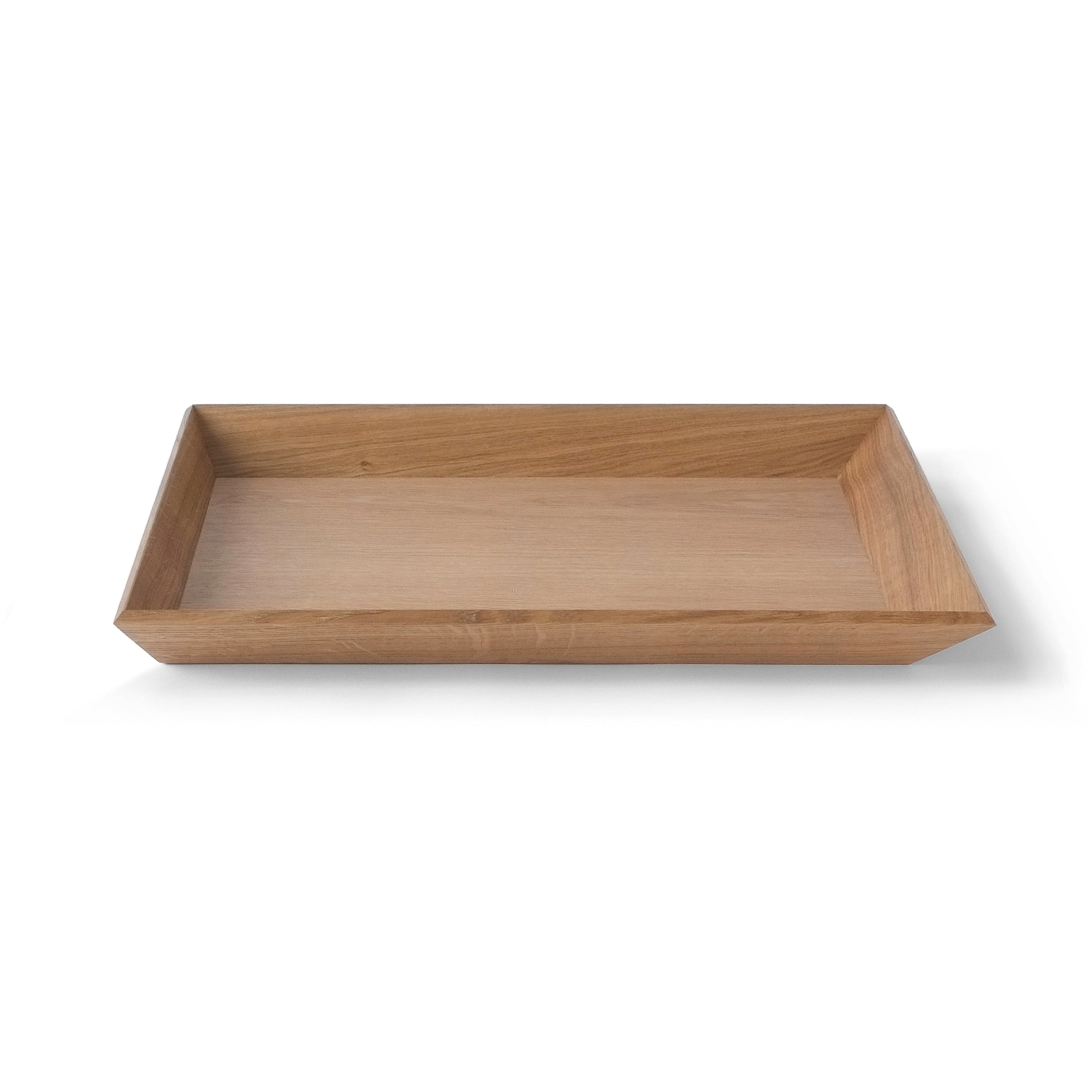 Wooden tray OBLIQUE made of solid oak by NIEVEN. Rectangular serving tray with beveled edges and a minimalist shape. Designed by Jörg Adam, made in Germany.