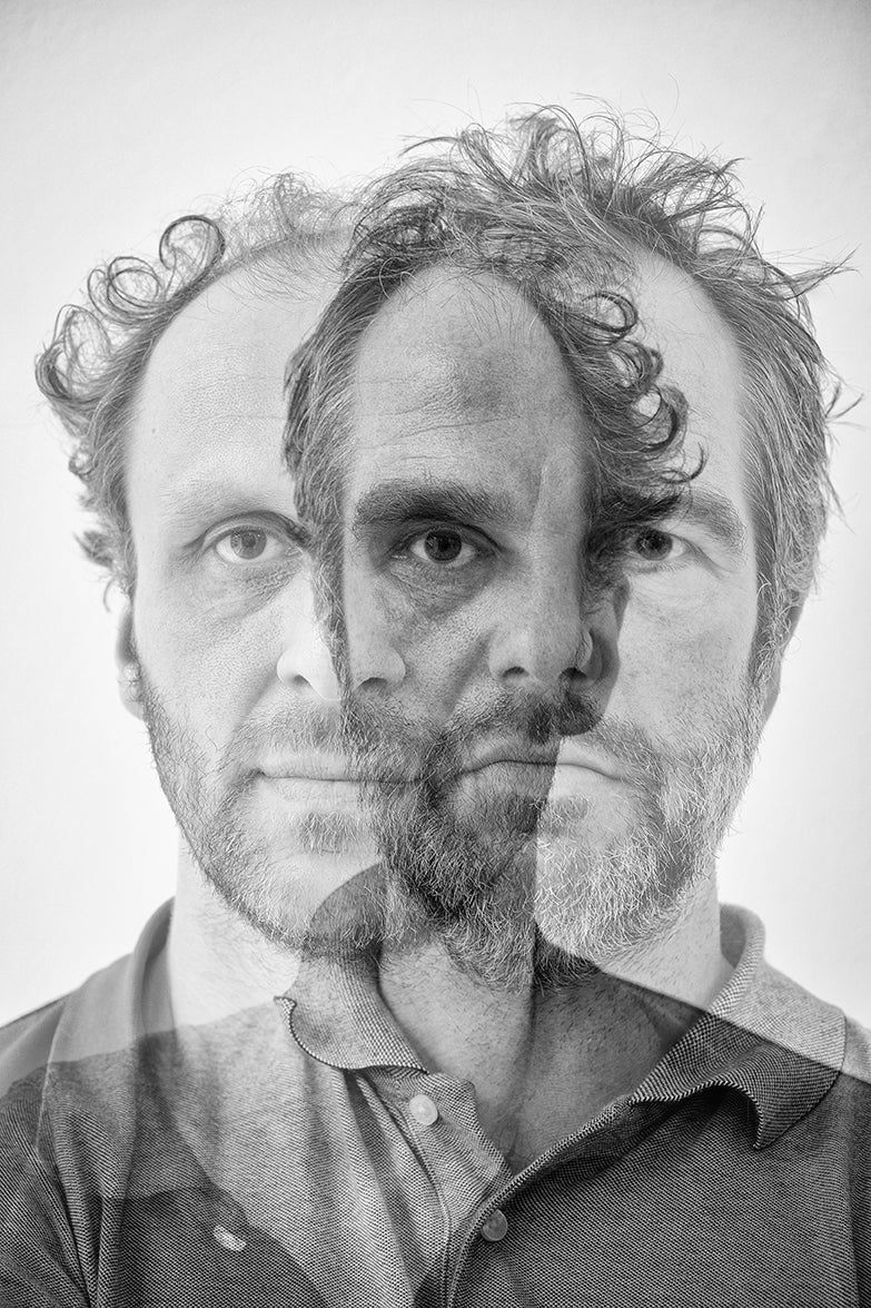 Porträtfoto von Jörg Adam und Dominik Harborth, den Gründern des Berliner Designlabels Siebensachen. Die doppelt belichtete Aufnahme zeigt beide Designer überlagert vor hellem Hintergrund.