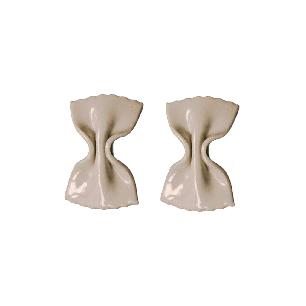 Detailaufnahme der handgefertigten Messerablage LA FARFALLE aus Keramik von OEUVRES SENSIBLES. Inspiriert von italienischer Farfalle-Pasta, glänzende Glasur in Farbe Grès Shinny, gefertigt in Marseille. Elegantes Tischaccessoire aus Frankreich. Bild © Maxime Verret