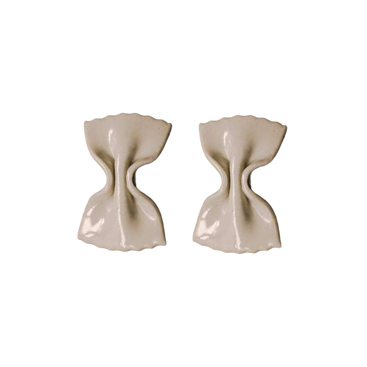 Detailaufnahme der handgefertigten Messerablage LA FARFALLE aus Keramik von OEUVRES SENSIBLES. Inspiriert von italienischer Farfalle-Pasta, glänzende Glasur in Farbe Grès Shinny, gefertigt in Marseille. Elegantes Tischaccessoire aus Frankreich. Bild © Maxime Verret