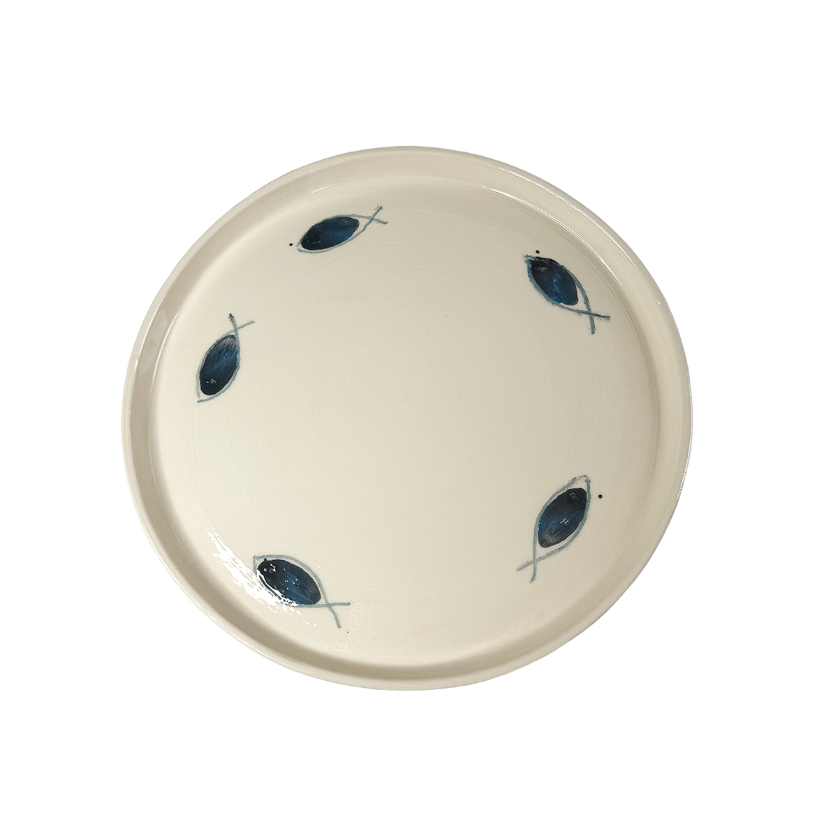 Handgefertigter Keramikteller mit fünf blauen Fischmotiven von Mica Barbot aus Nizza. Der Teller wurde aus Steingut in der traditionellen Terres Vernissées-Technik gefertigt und von Hand bemalt. Seine minimalistische Gestaltung mit mediterranem Flair macht ihn zu einem besonderen Einzelstück für jede Tischdekoration.