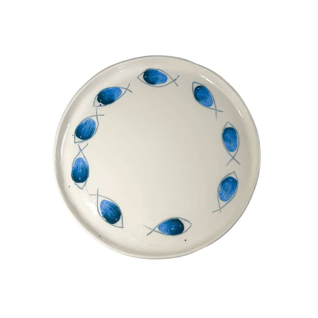 Handgefertigter Teller mit blauen Fischmotiven von Mica Barbot aus Nizza. Der Keramikteller aus Steingut wurde in traditioneller Terres Vernissées-Technik hergestellt und von Hand bemalt. Die feinen, maritimen Motive und die glänzende Glasur verleihen dem Teller einen charmanten mediterranen Charakter.