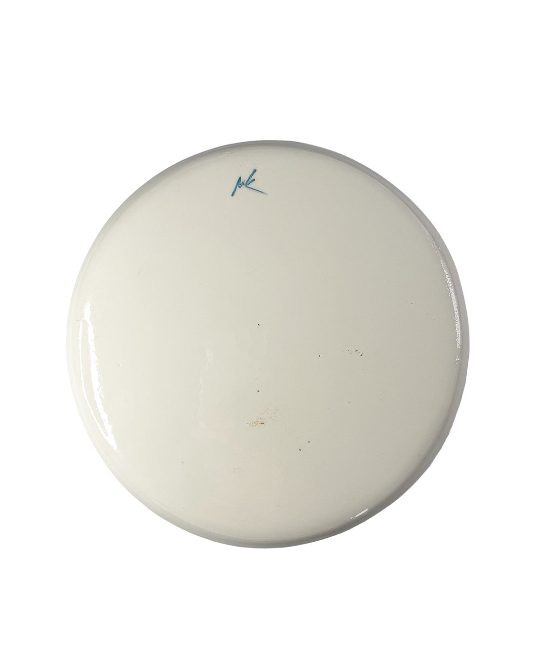 Unterseite des handgefertigten Keramiktellers mit Fischmotiv von Mica Barbot aus Nizza. Der Teller trägt die originale Künstler-Signatur und zeigt durch feine Unregelmäßigkeiten den authentischen Charakter echter Handarbeit.