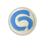 Handcrafted Traços plate by Mica Barbot from Nice. Made of stoneware using the traditional Terres Vernissées technique from Vallauris. The bold blue brushstroke on a white background gives each piece a lively Mediterranean touch and makes every plate unique.