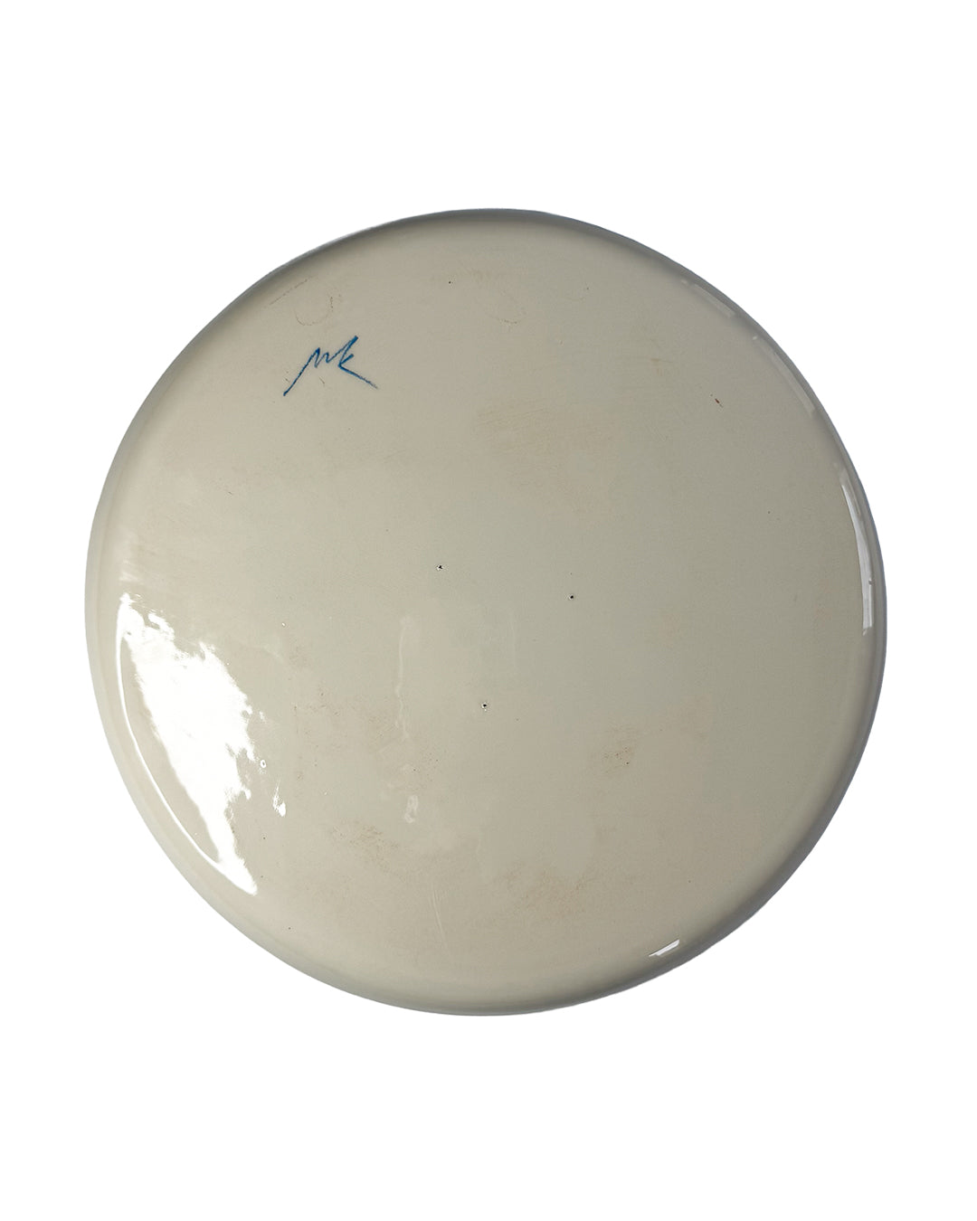 Unterseite des handgefertigten Tellers Traços von Mica Barbot aus Nizza mit Künstler-Signatur. Die feine Glasur und die leichte Unregelmäßigkeit der Oberfläche unterstreichen den authentischen, handwerklichen Charakter jedes einzelnen Stücks.