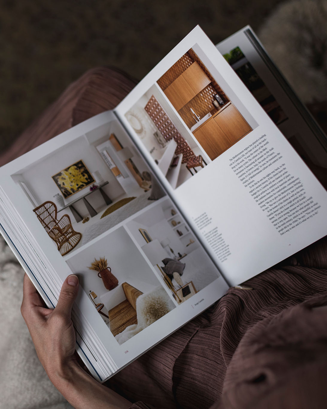 Aufgeschlagenes Wohn- und Designmagazin mit minimalistischen Interior-Fotografien, Wohnzimmer und Bad, gehalten in warmen Naturtönen.