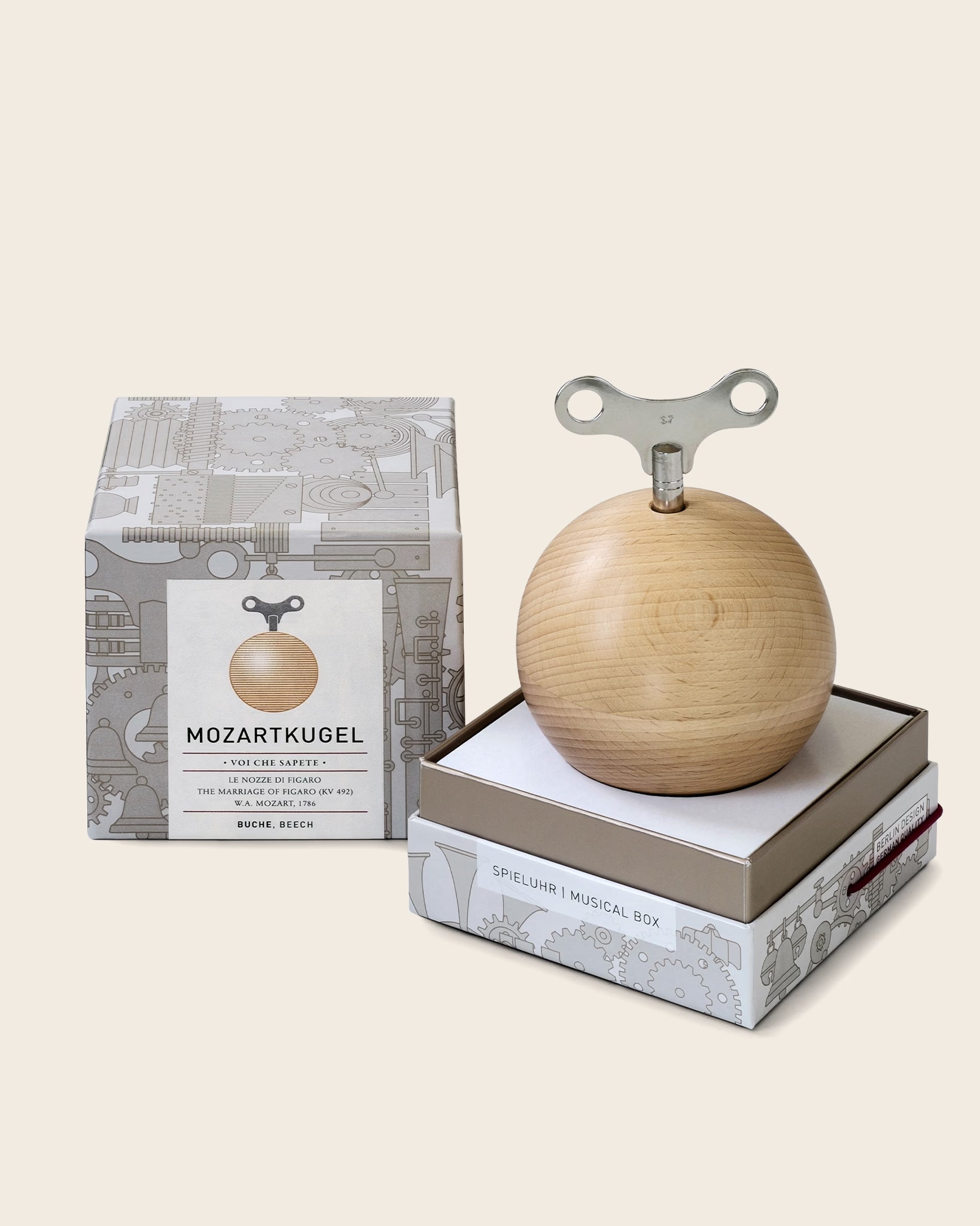 Spieluhr MOZARTKUGEL von Siebensachen aus massivem Buchenholz in Geschenkbox. Handgefertigte Holzkugel mit silberner Aufziehkurbel, gefertigt im Schwarzwald. Spielt Mozarts „Voi che sapete“.