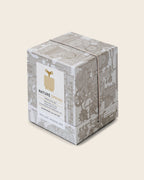 Geschenkverpackung der Spieluhr ‚Nature Spring‘ von Siebensachen, dekorative Schachtel mit technischen Linienzeichnungen und Produktetikett in Beige und Gold.
