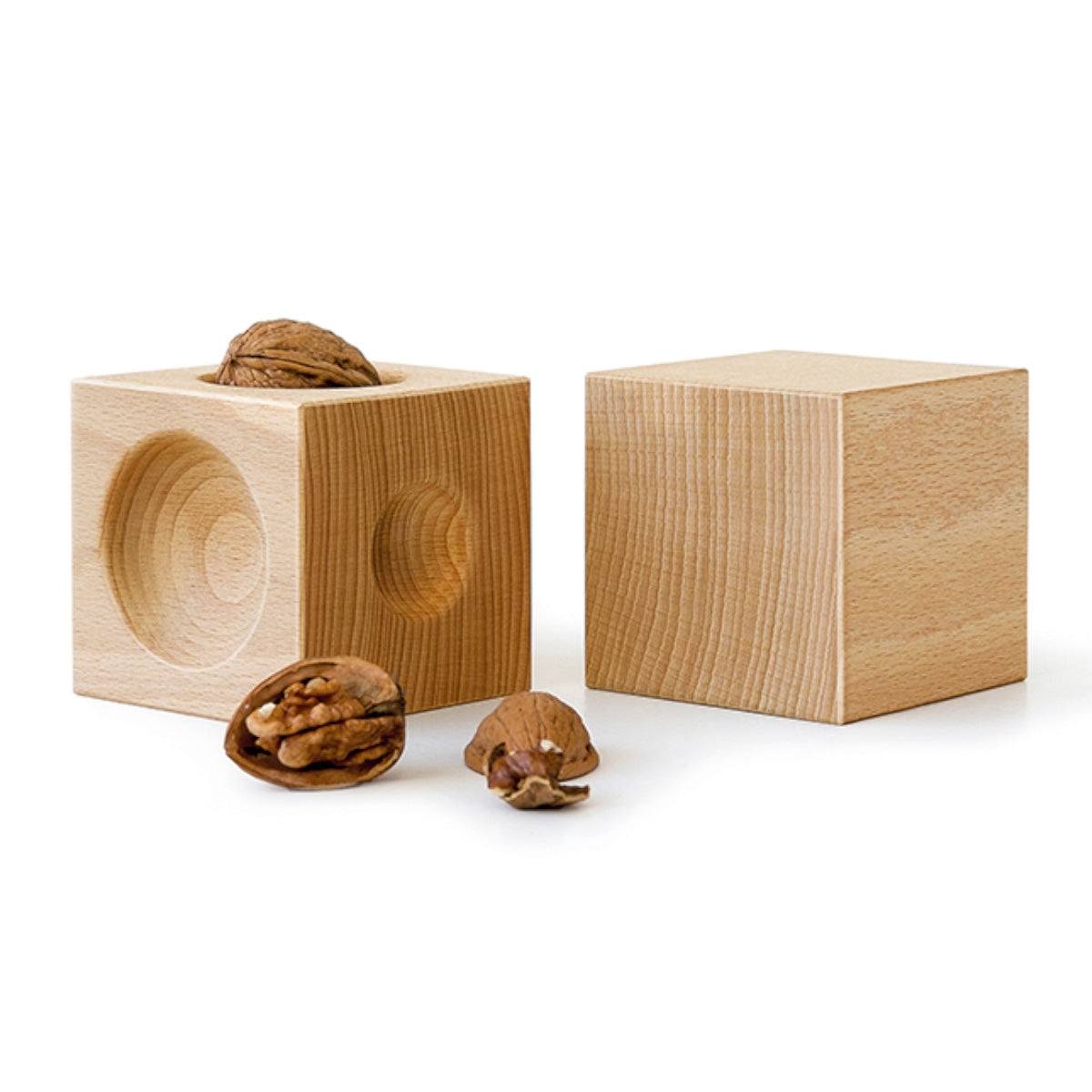 Nussknacker NUSSKUBUS von Siebensachen aus massivem Buchenholz mit präzise gedrechselten Mulden zum Knacken von Walnüssen, Haselnüssen und Mandeln. Minimalistisches Designobjekt mit natürlicher Oberfläche und funktionaler Ästhetik.