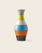 Große Gewürzmühle PEPPERVASE und SALTVASE von Siebensachen in mehrfarbigem Design mit grauem, gelbem, weißem, blauem, orangem und schwarzem Segment. Skulpturales Tischobjekt mit präzisem Mahlwerk und eleganter Vase-Form.