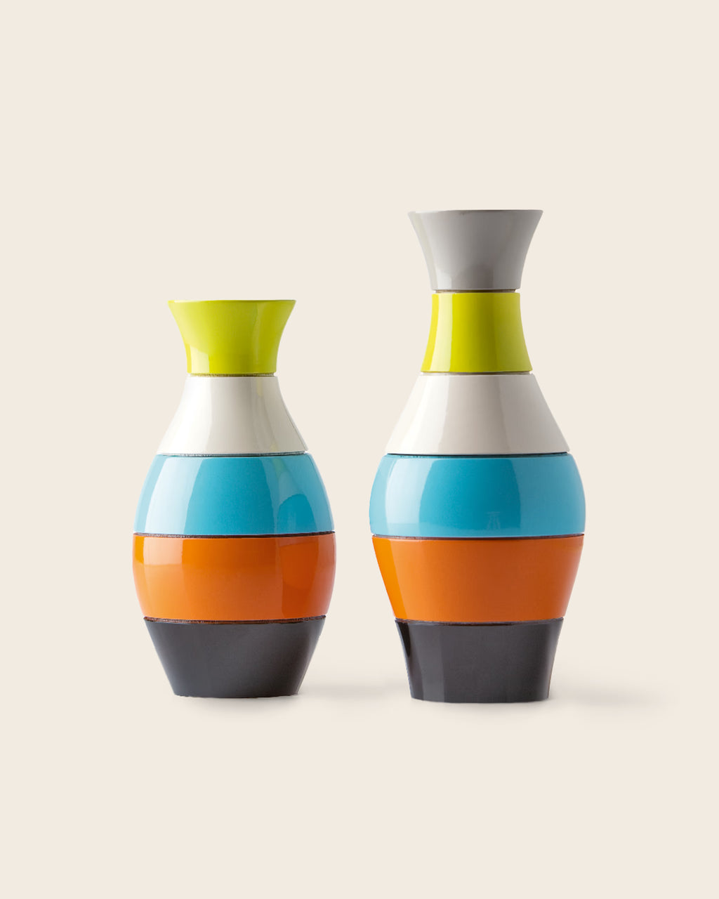 Set aus kleiner und großer Gewürzmühle PEPPERVASE und SALTVASE von Siebensachen in farbenfrohem Design mit grünem, grauem, weißem, blauem, orangem und schwarzem Segment. Skulpturale Tischobjekte mit hochwertigem Mahlwerk und eleganter Vase-Form.