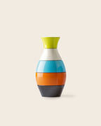 Kleine Gewürzmühle PEPPERVASE und SALTVASE von Siebensachen in farbenfrohem Design mit grünem, weißem, blauem, orangem und schwarzem Segment. Skulpturales Tischobjekt mit hochwertigem Mahlwerk und eleganter Vase-Form.