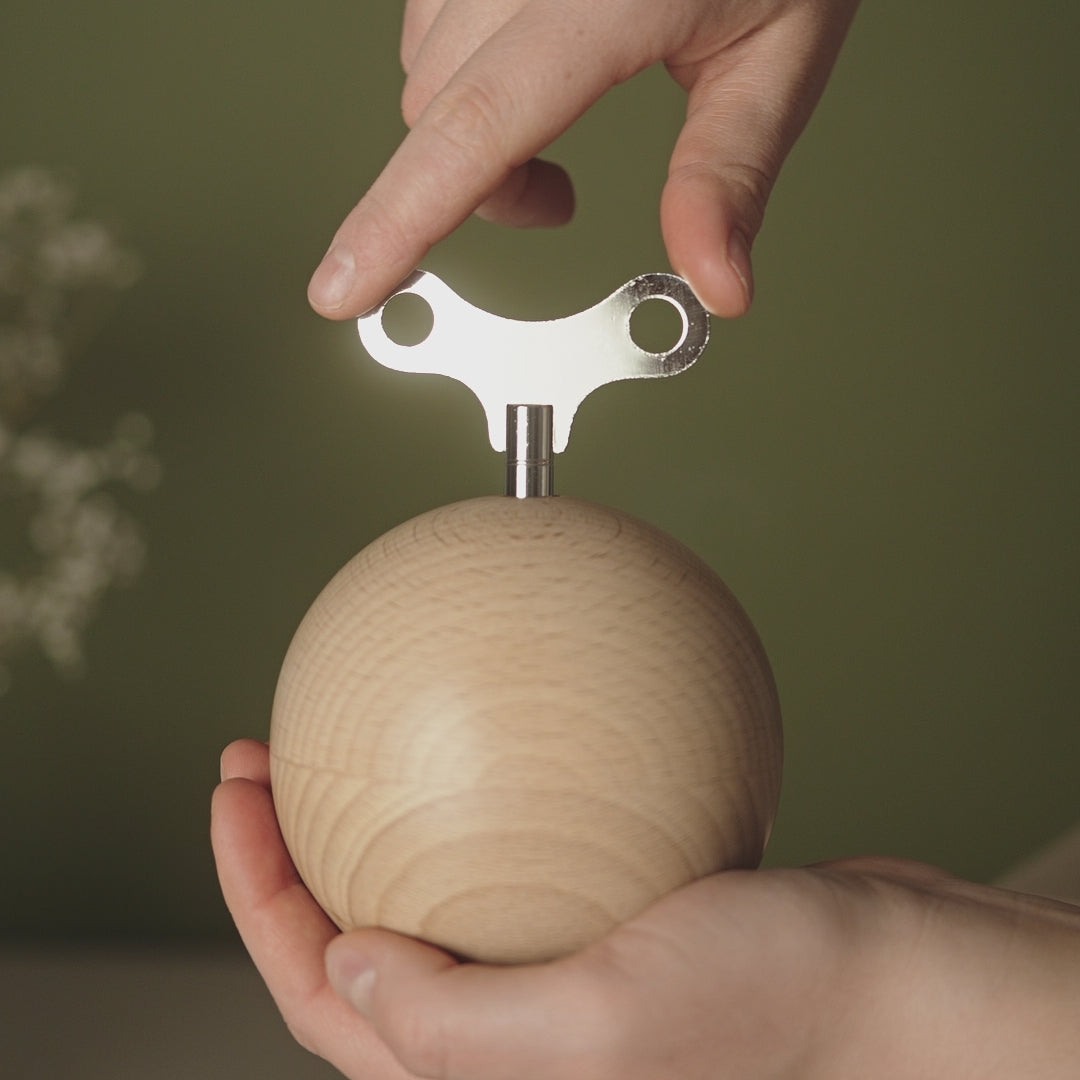 Video zur Spieluhr Mozartkugel. Spieluhr wird aufgedreht und abgespielt. Es ist die Melodie Die Zauberflöte (the magic flute), KV 620: "Das klingt so herrlich" von Wolfgang Amadeus Mozart aus dem Jahr 1791 zu hören.