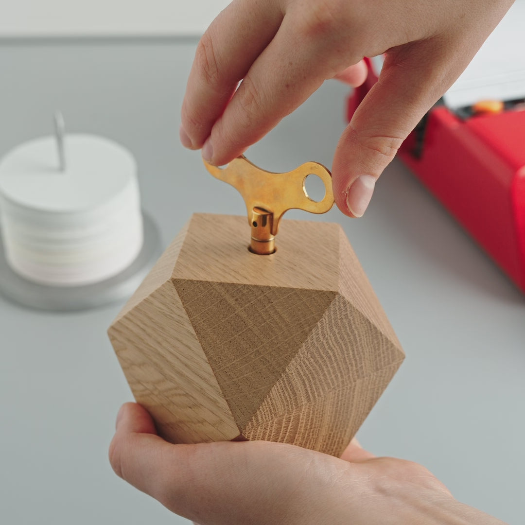 Video zur Spieluhr Diamond. Spieluhr wird aufgedreht und abgespielt. Es ist die Melodie vom Chanson Je te veux von Erik Satie zu hören.