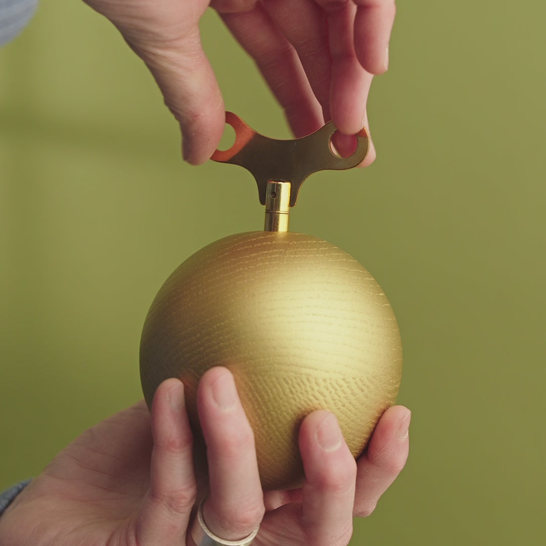 Video zur Spieluhr Golden Oak. Spieluhr wird aufgedreht und abgespielt. Es ist die Melodie Le nozze di Figaro (The Marriage of Figaro), K.492, Act 2: "Voi che sapete che cosa è amor" von Wolfgang Amadeus Mozart aus dem Jahr 1786 zu hören.