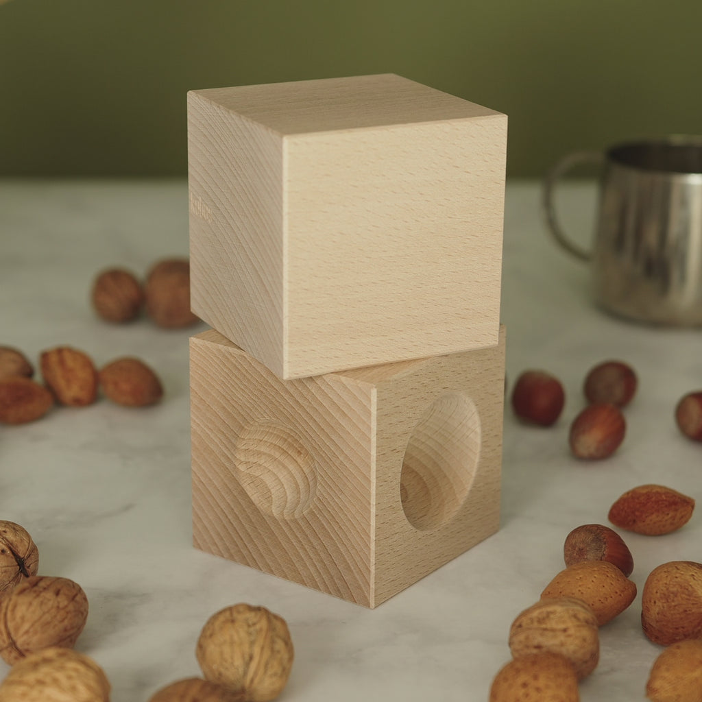 Video zum Nüsse knacken: Nussknacker NUSSKUBUS von Siebensachen aus massivem Buchenholz mit präzise gedrechselten Mulden zum Knacken von Walnüssen, Haselnüssen und Mandeln. Minimalistisches Designobjekt mit natürlicher Oberfläche und funktionaler Ästhetik.