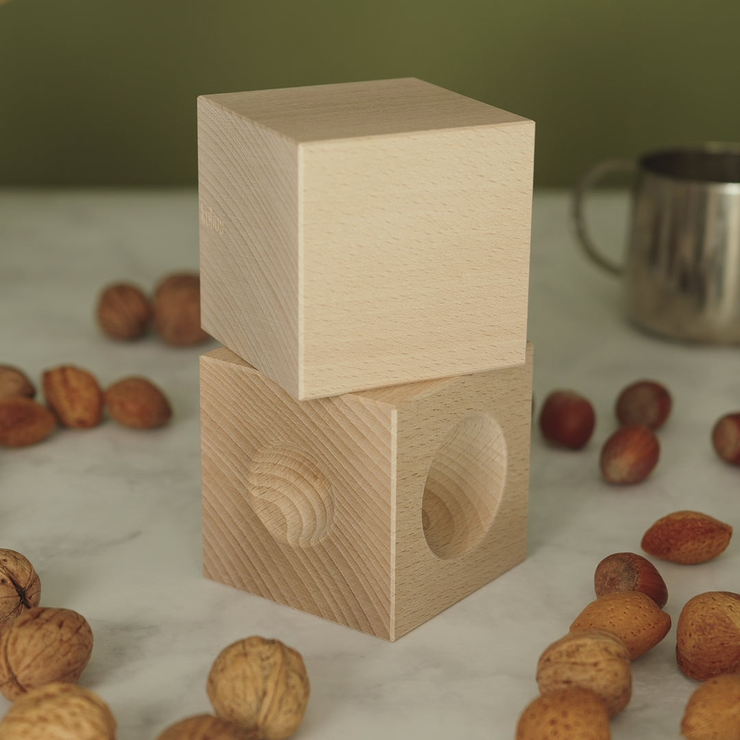 Video zum Nüsse knacken: Nussknacker NUSSKUBUS von Siebensachen aus massivem Buchenholz mit präzise gedrechselten Mulden zum Knacken von Walnüssen, Haselnüssen und Mandeln. Minimalistisches Designobjekt mit natürlicher Oberfläche und funktionaler Ästhetik.