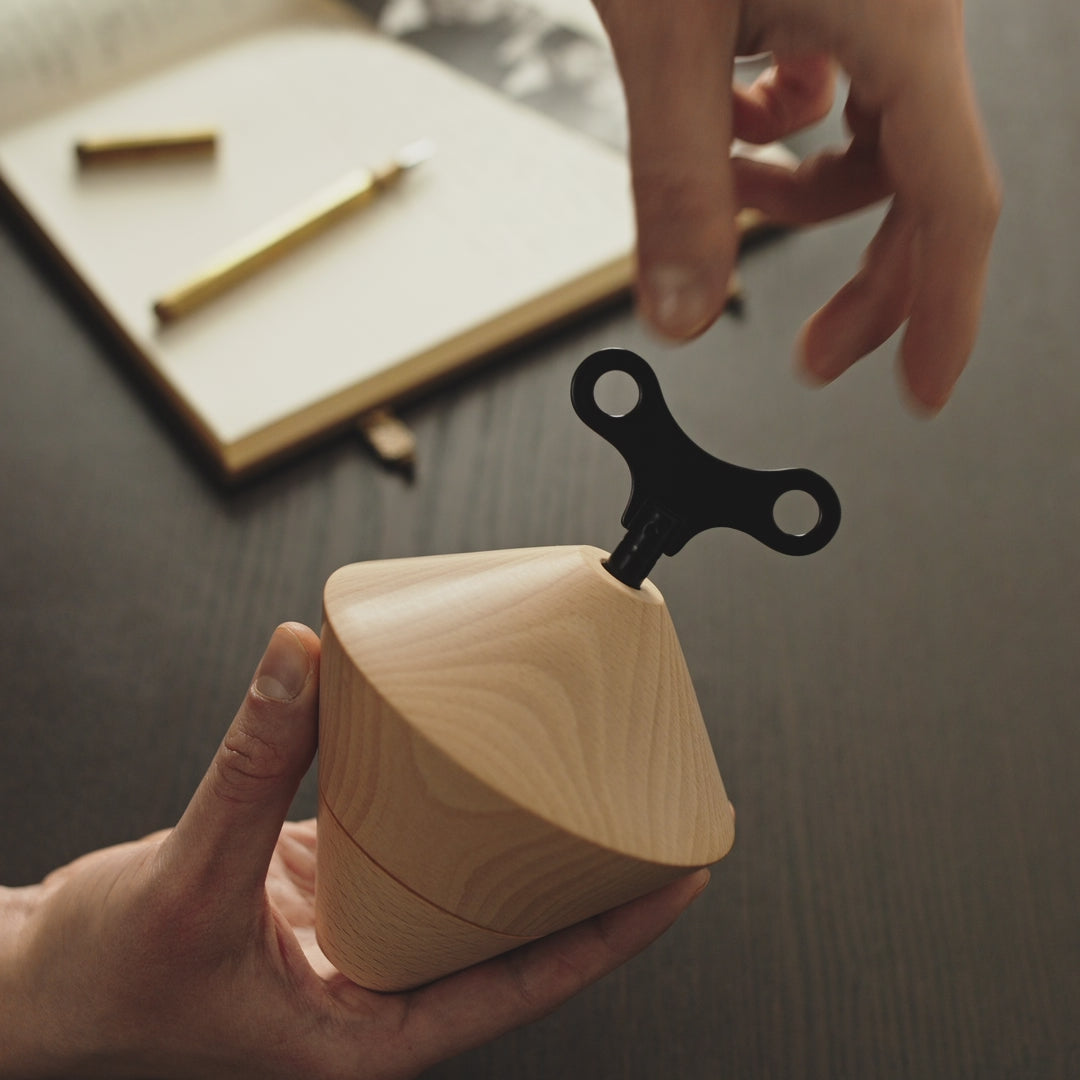 Video zur Spieluhr Cirque. Spieluhr wird aufgedreht und abgespielt. Es ist die Melodie Wiegenlied (Lullaby): "Guten Abend, gut' Nacht" von Johannes Brahms aus dem Jahr 1868 zu hören.