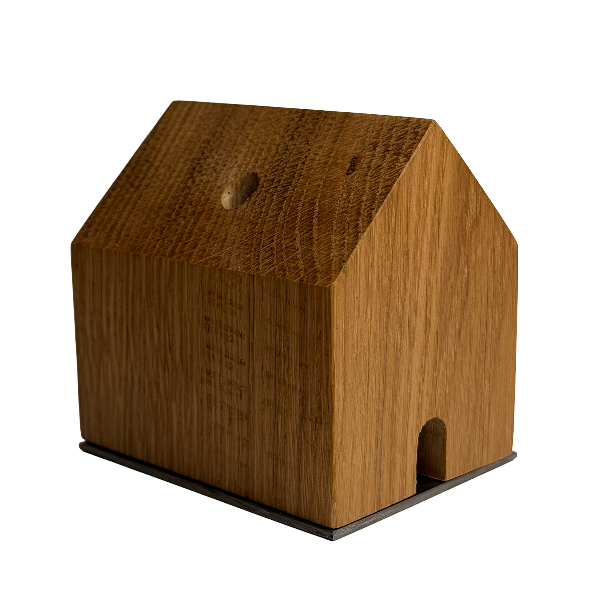 Handgefertigtes Räucherhäuschen Wieden aus recyceltem Wiener Eichenholz auf Edelstahlplatte. Minimalistisches Designobjekt von RadandYellow.