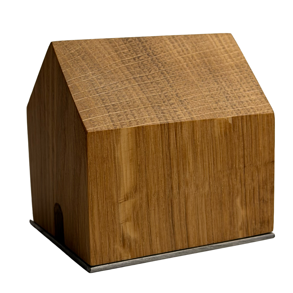 Holzräucherhäuschen Wieden aus recyceltem Wiener Eichenholz, Rückseite des minimalistischen Hauses mit sichtbarer Maserung, auf einer dünnen Edelstahlplatte stehend.