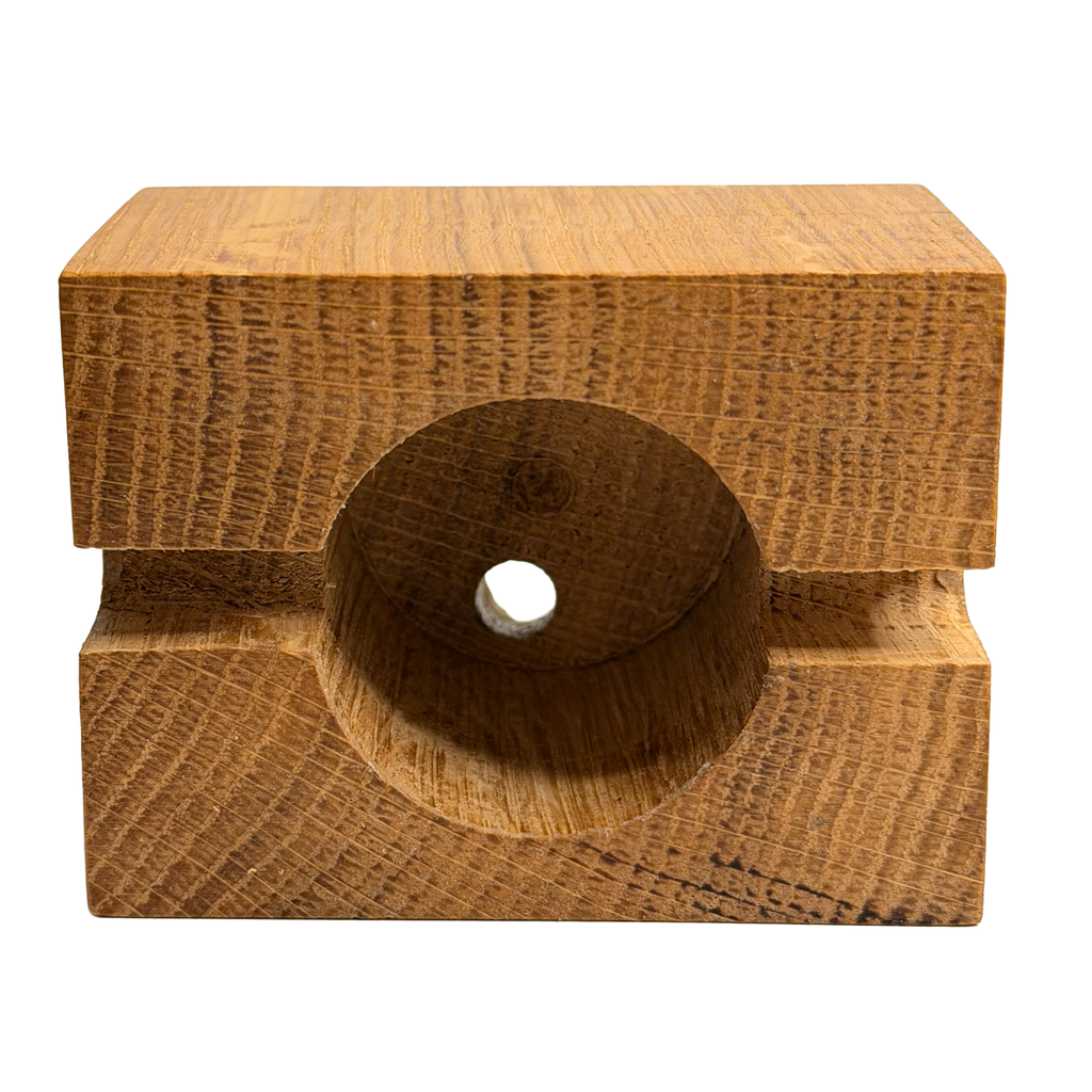 Unterseite des Räucherhäuschens Wieden aus recyceltem Wiener Eichenholz mit eingelassener Räucherkegel-Halterung, handgefertigt von RadandYellow.