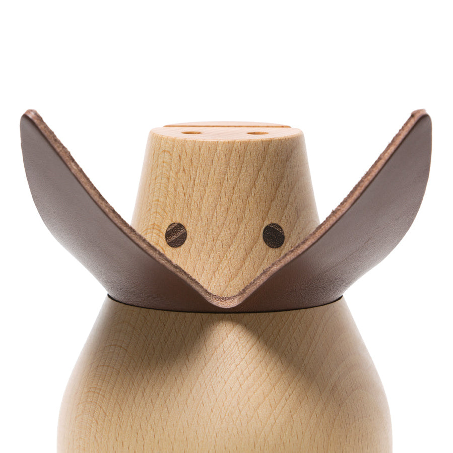 Detailansicht der Spardose Miss Monnipenni aus massiver Buche mit dunkel gegerbten Lederohren und Akazienholz Augen, handgefertigt von Siebensachen Made in Germany.