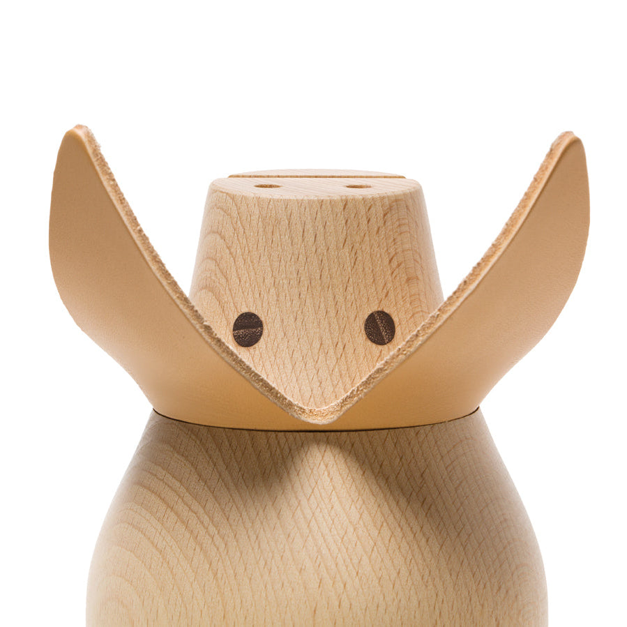 Detailansicht der Spardose Miss Monnipenni aus massiver Buche mit hell gegerbten Lederohren und Akazienholz Augen, handgefertigt von Siebensachen Made in Germany.