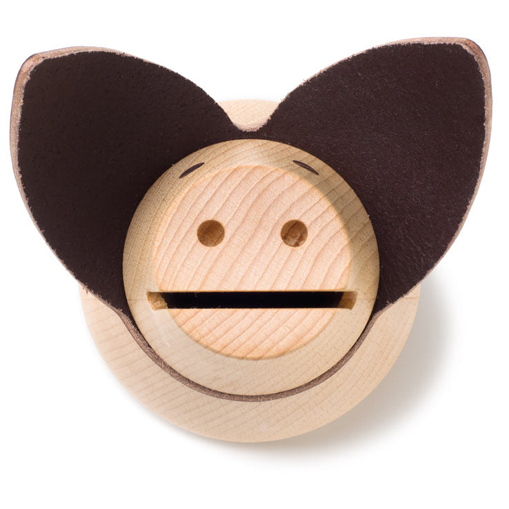 Spardose Miss Monnipenni aus massiver Buche mit dunkelbraunen Lederohren und Münzschlitz in der Draufsicht, handgefertigt von Siebensachen. Stilvolles Sparschwein Made in Germany. 