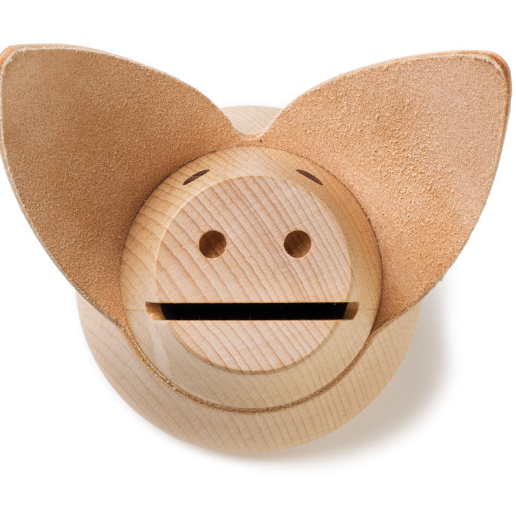 Spardose Miss Monnipenni aus massiver Buche mit hellbraunen Lederohren und Münzschlitz in der Draufsicht, handgefertigt von Siebensachen. Stilvolles Sparschwein Made in Germany. 