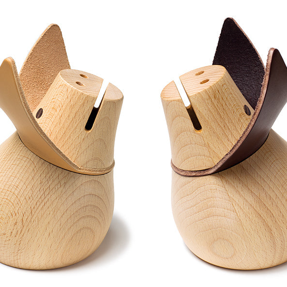 Spardose Miss Monnipenni aus massiver Buche mit dunkelbraunen Lederohren und hellbraunen Lederohren, handgefertigt von Siebensachen. Stilvolles Sparschwein Made in Germany.