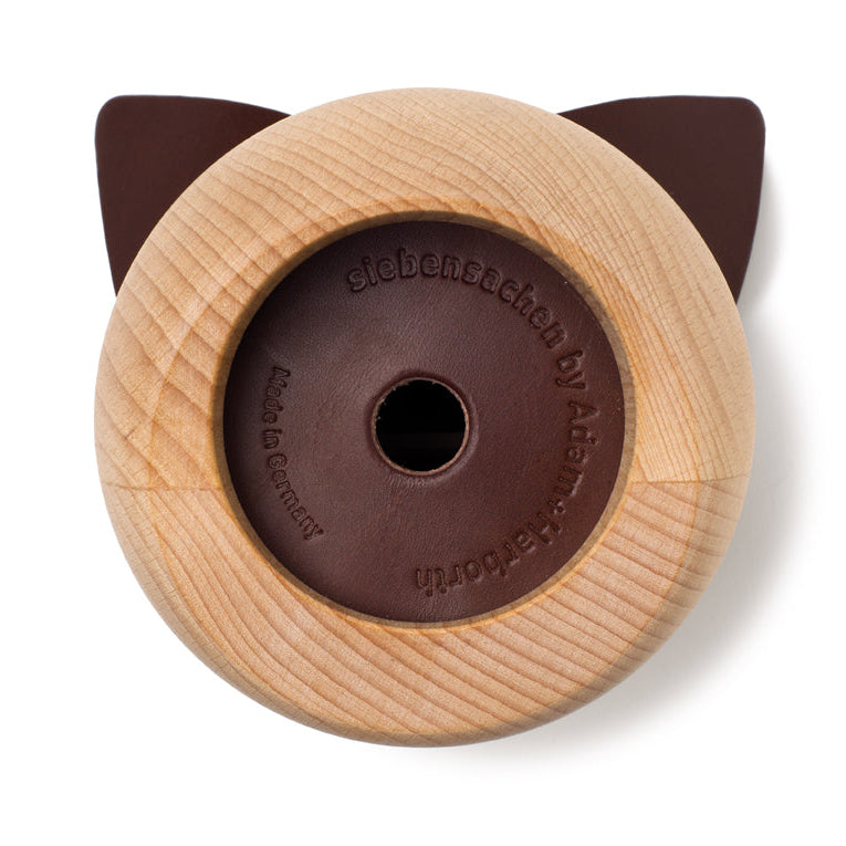 Unterseite der Spardose Miss Monnipenni aus Buche mit dunkelbraunem Lederboden und Prägung Siebensachen by Adam und Harborth. Handgefertigt Made in Germany.