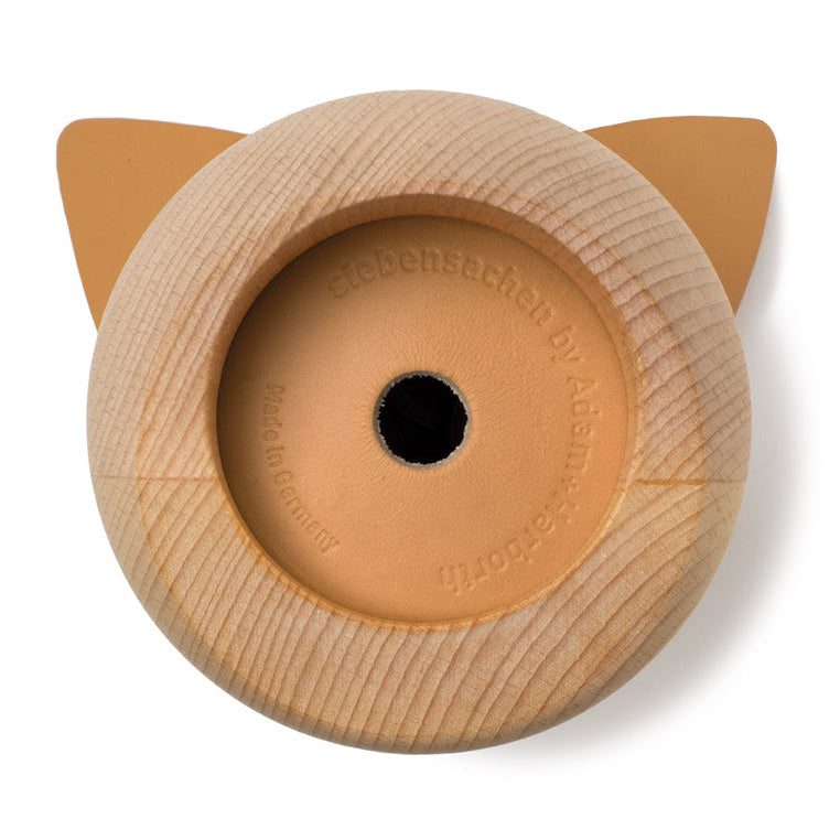 Unterseite der Spardose Miss Monnipenni aus Buche mit hellbraunen Lederboden und Prägung Siebensachen by Adam und Harborth. Handgefertigt Made in Germany.